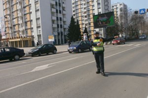 Slika PU_VS/O nama-fotke/prometni_policajac_zaustavlja na cesti.jpg